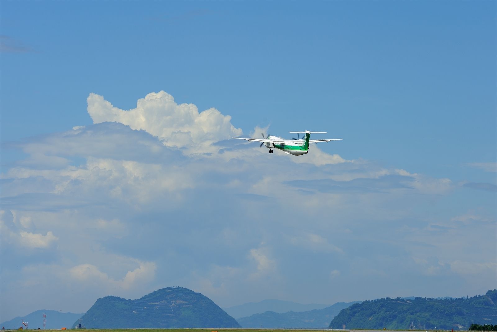 de Havilland Dash 8-200 (JA857A)