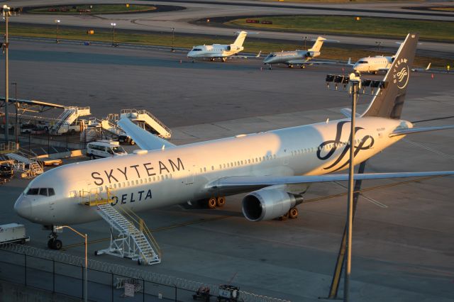 BOEING 767-400 (N844MH)