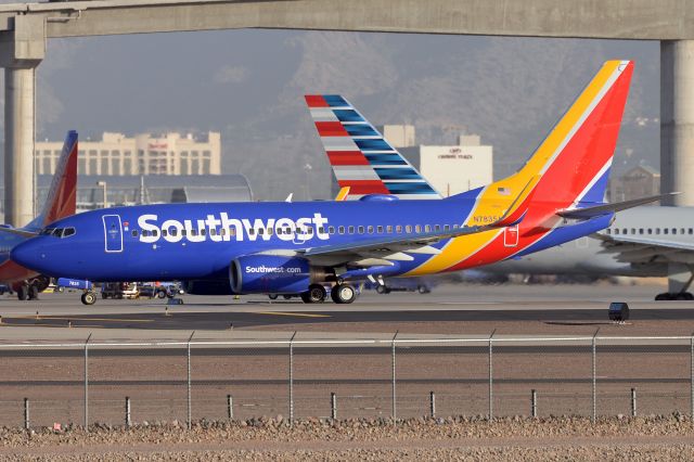 Boeing 737-700 (N7835A)