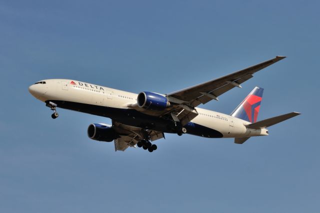 Boeing 777-200 (N864DA) - 2012/1/28
