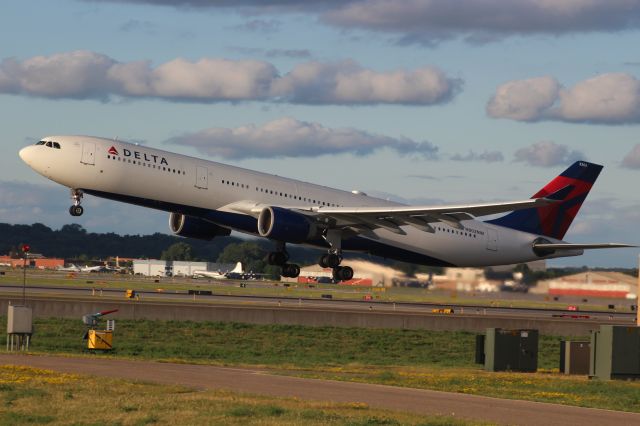 BOEING 767-300 (N802NW)