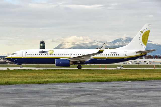 Boeing 737-800 (N749MA)