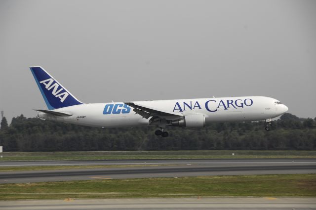 BOEING 767-300 (JA604F) - Landing at NRT Airport Runway 16L on 2011/11/3