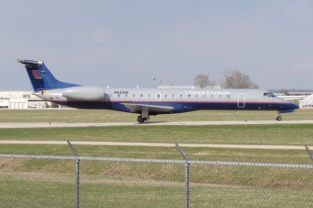 Embraer ERJ-145 (N833HK)