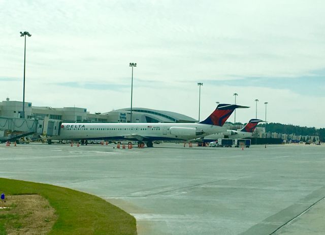 McDonnell Douglas MD-88 (N911DL) - Big and little!