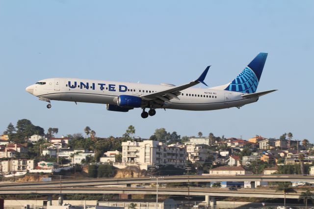Boeing 737-900 (N27421)