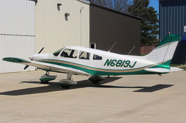 Piper Cherokee (N6819J)