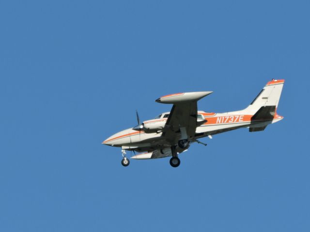 Cessna 310 (N1737E) - On final is this 1978 Cessna Chancellor 310R in the Autumn of 2015.