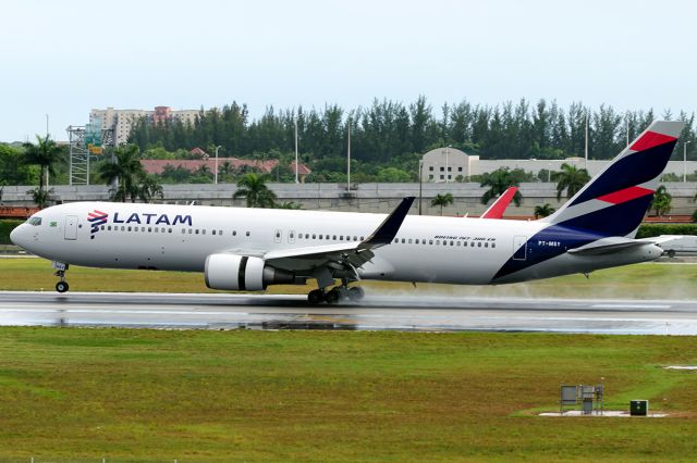 BOEING 767-300 (PT-MSY) - First LATAM 767 landing in Miami for the second time in new livery (and the first time during the day). Thanks for the break in the rain!