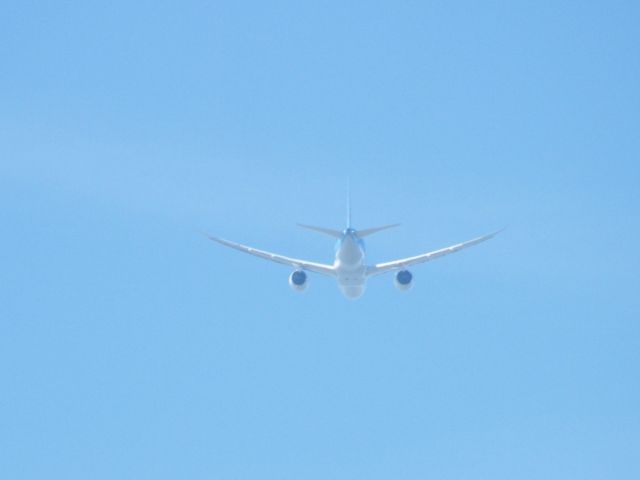 Boeing 787-8 (G-TUIA) - G TUIA B787-8GE THOMSON ON 08/06/13 CREW TRAINING