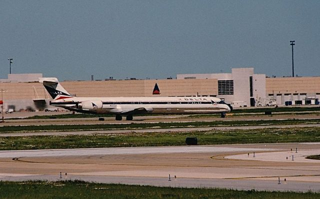 McDonnell Douglas MD-90 (N916DN) - Delta MD-90 ready to depart KDFW