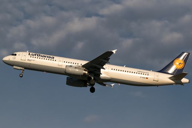 Airbus A321 (D-AISI) - rwy 18