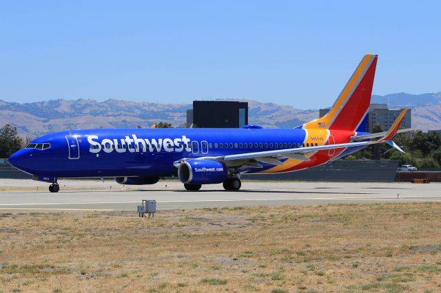 Boeing 737-800 (N8654B)