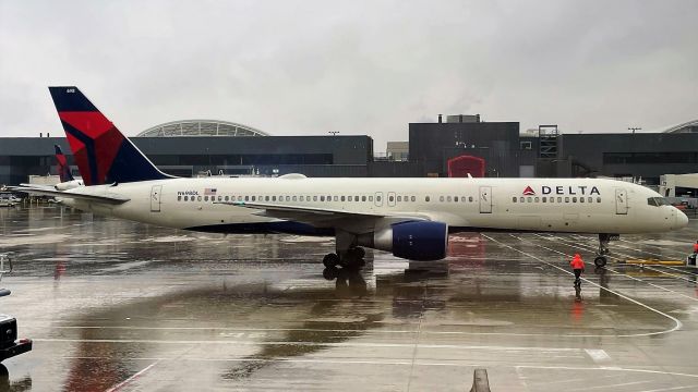 Boeing 757-200 (N698DL) - Headed off to DTW as DL455