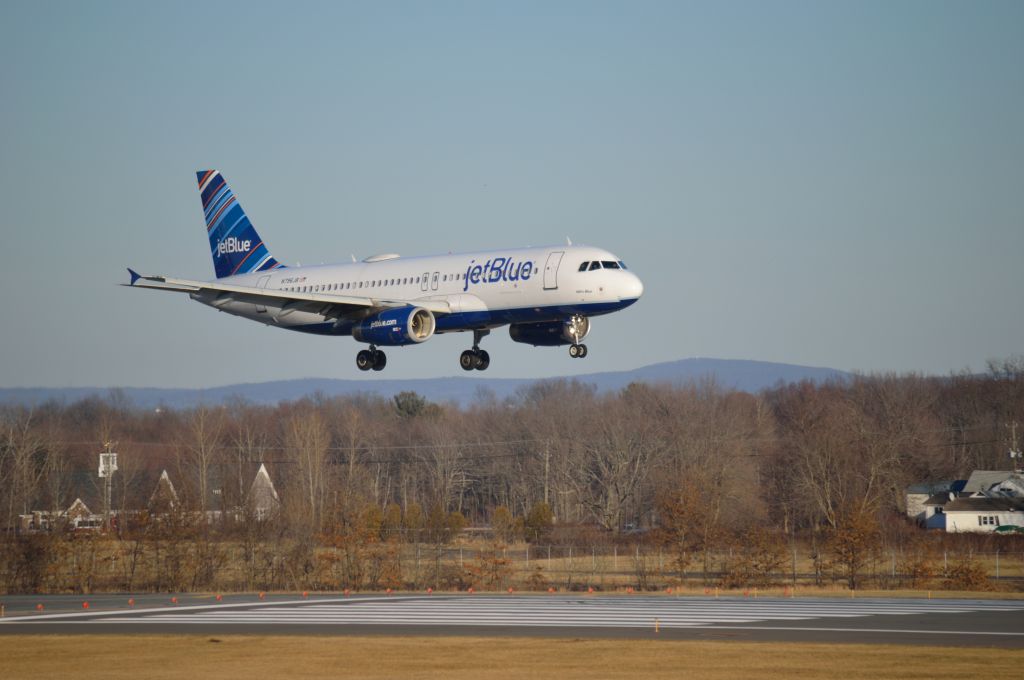 Airbus A320 (N796JB) - jetBlue arriving in the golden hour