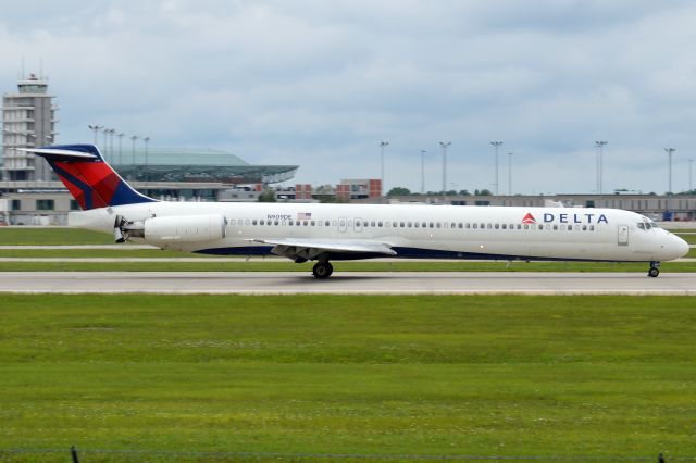 McDonnell Douglas MD-88 (N909DE)