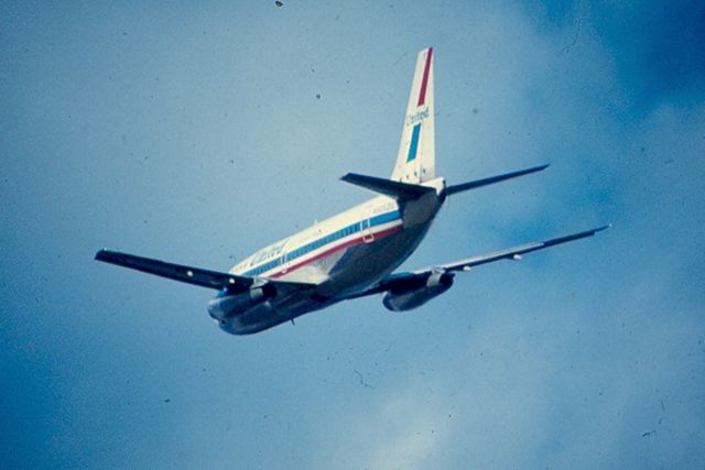 Boeing 737-200 — - United B737 passes overhead of Gravelly Point Park after leaving KDCA from runway 01