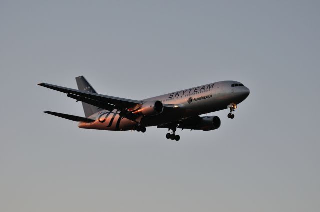 BOEING 767-200 (XA-JBC) - 2012/12/24