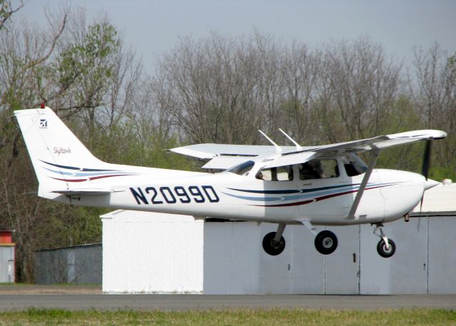 Cessna Skyhawk (N2099D) - About to touch down on 14 at Downtown Shreveport.