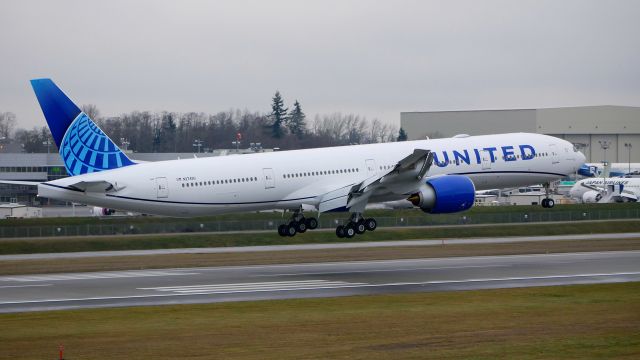BOEING 777-300 (N2749U) - BOE769 on short final to Rwy 16R to complete a C1 flight on 12.4.19. (B777-322(ER) / ln 1634 / cn 66589).