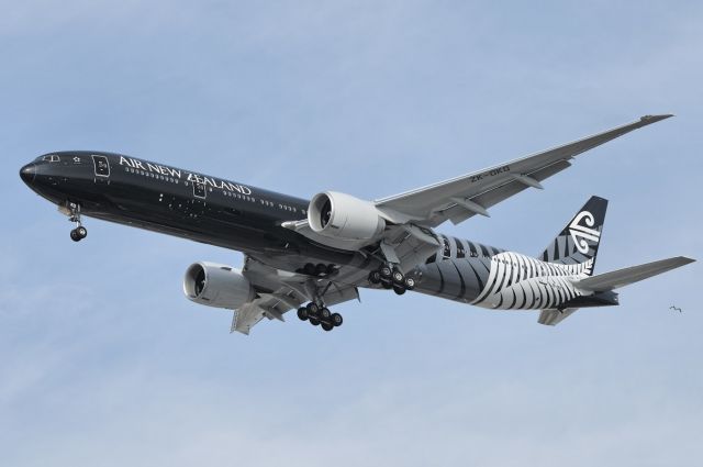 BOEING 777-300ER (ZK-OKQ) - Reportedly first landing at the Los Angeles International Airport for this aircraft, January 19, 2012. – Shot at approach towards northern runways.