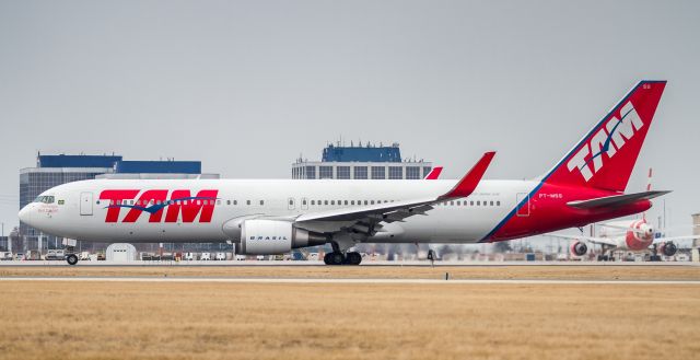 BOEING 767-300 (PT-MSS) - TAM flies into Toronto from JFK before heading back to Brazil. There is talk that the JFK route will soon be served by A350s, so we are all fingers crossed here at YYZ!