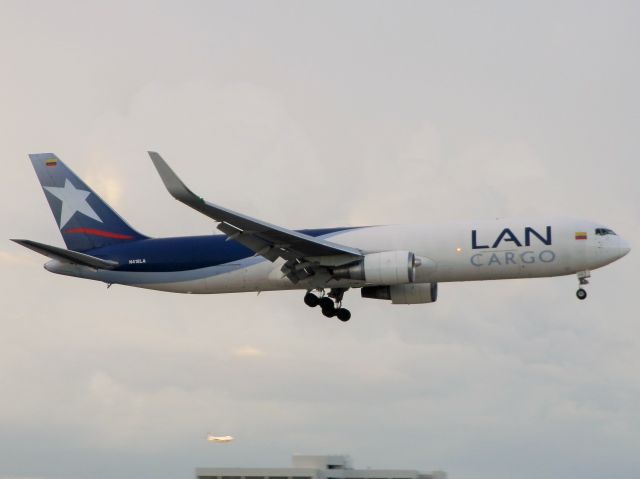 BOEING 767-300 (N418LA)