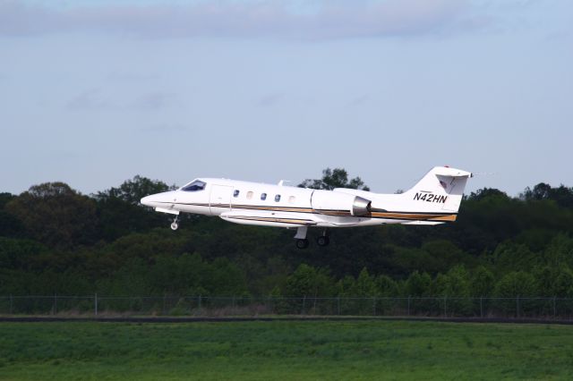 Learjet 35 (N42HN) - Up and away