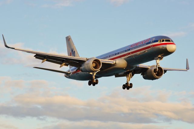 Boeing 757-200 (N619AA) - Winglets on classic AA metal - short final for RWY27 !