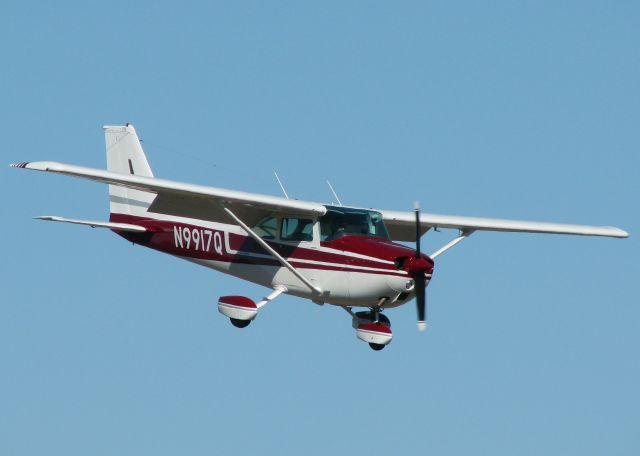 Cessna Skylane (N9917Q) - Landing at Downtown Shreveport.