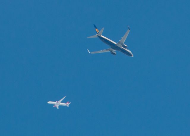 Boeing 737-800 (EI-GXG) - Ryanair Boeing 737-8AS Registration EI-GXG (ICAO24 4CAFC2) with Virgin Atlantic Airways Boeing 787-9 Dreamliner Registration G-VNYL (ICAO24 407371) in the background.