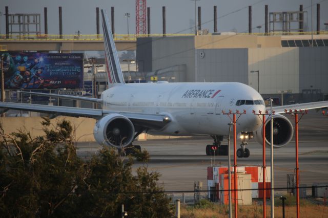BOEING 777-300ER (F-GSQB)
