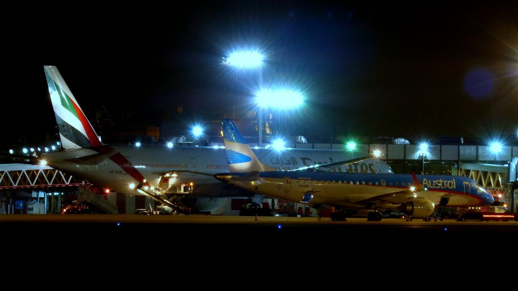 BOEING 777-300 (A6-EGB)