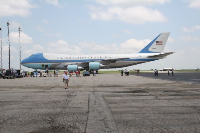 02-8000 — - AF 1 AT NEW CENTURY AIR PARK, OLATHE, KS.