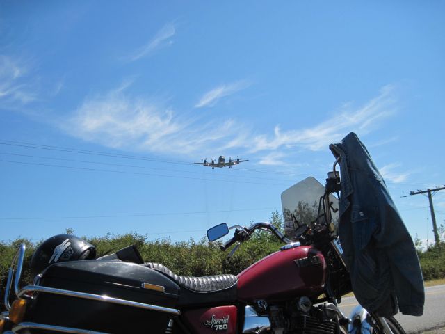 — — - Canadian Forces Aurora on final at CFB Comox, British Columbia