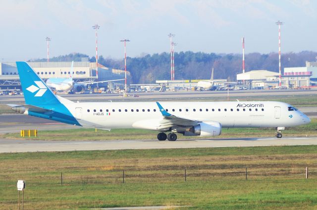 EMBRAER 195 (I-ADJS)