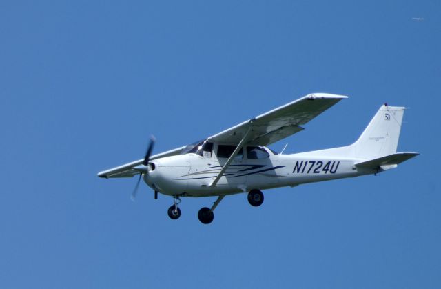 Cessna Skyhawk (N1724U) - On final is this Cessna 172S Skyhawk SP in the Summer of 2018.br /Right hand corner is a Interjet A320 heading Southwest to Mexico City.