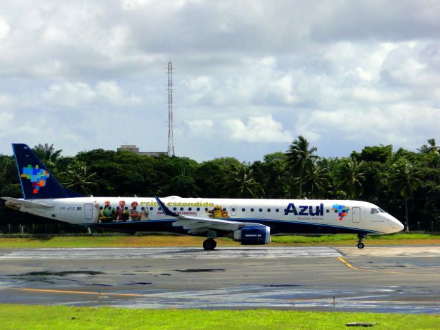 Embraer ERJ-190 (PR-AYE) - EMBRAER 195 OF AZUL AIRLINES IN SALVADOR-BA, BRAZIL