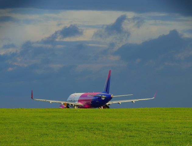 Airbus A320 (HA-LWL) - EPLB