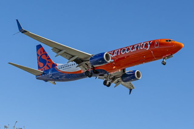 Boeing 737-700 (N851SY) - Arrival at LAX