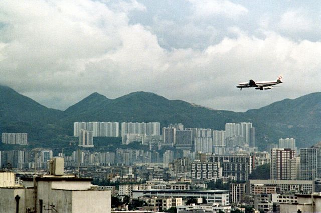 — — - JAL DC-8-50 landing at HKG,1979