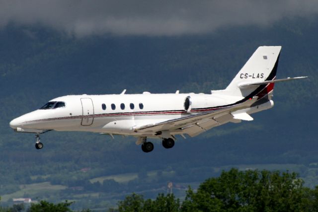 Cessna Citation Latitude (CS-LAS) - NetJets Europe Citation Latitude on short finals for rwy 23 on 29-May-18 arriving from LSZH as NJE266F.
