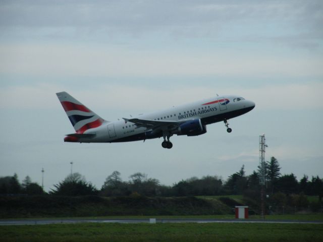 Airbus A318 (G-EUNB)