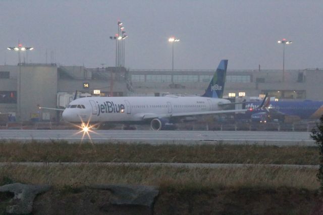 Airbus A321 (N935JB)