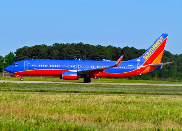 Boeing 737-800 (N8611F)