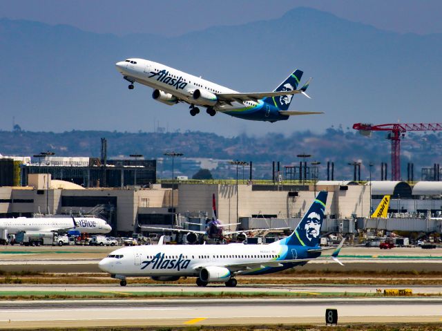 Boeing 737-800 (N531AS) - Alaska Boeing 737-800 exiting the runway at Los Angeles while another one departs over it