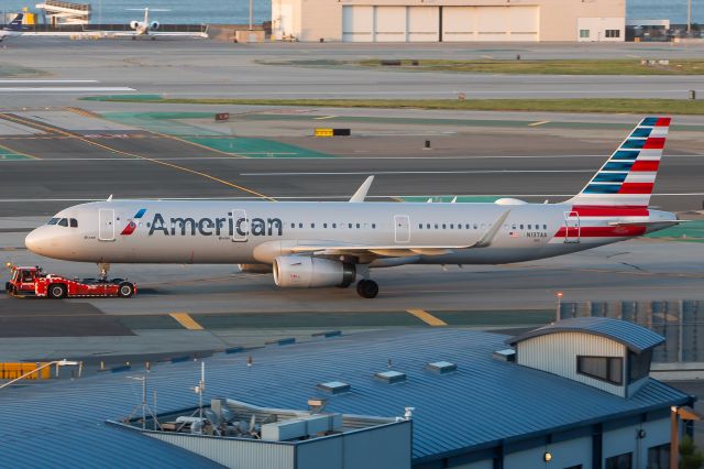 Airbus A321 (N137AA)