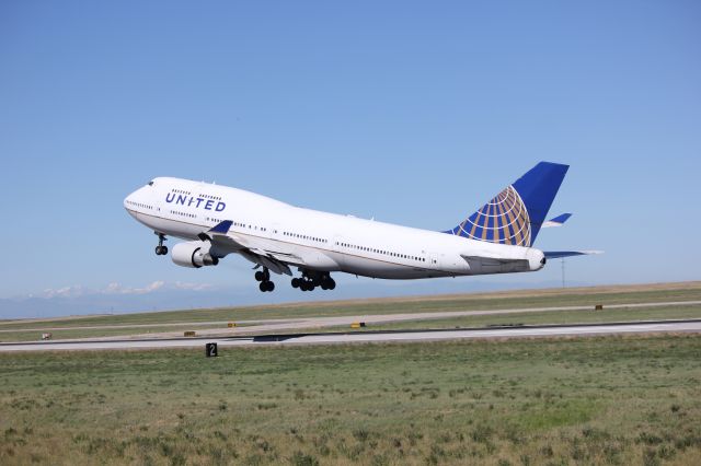 Boeing 747-400 (N128UA) - Departing runway 25