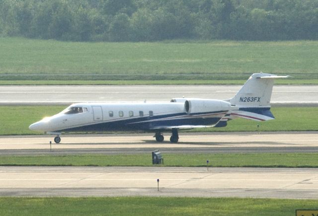 Learjet 60 (N263FX) - N263FX  Learjet 60  KIAD  20110904