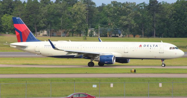 Airbus A321 (N341DN)